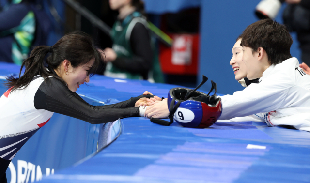 16일(현지시간) 이탈리아 밀라노 아이스스케이팅 아레나에서 열린 2026 밀라노-코르티나담페초 동계올림픽 쇼트트랙 여자 1000m 결승에서 동메달을 따낸 김길리가 동료들에게 축하를 받고 있다. 연합뉴스