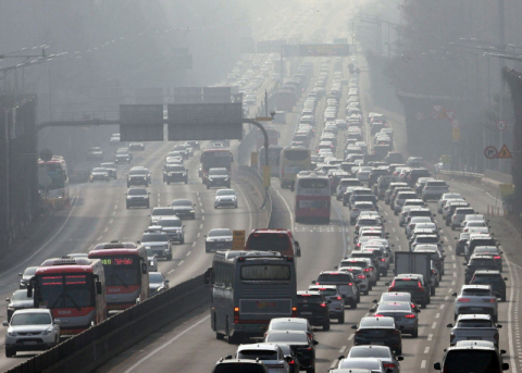설날 고속도로 정체…부산→서울 8시간 40분