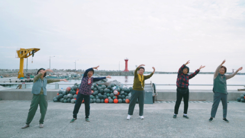 문동마을 주민들이 양팔을 위로 들어 물결에 흔들리는 다시마 동작을 선보이고 있다. 문동생활권 어촌신활력증진사업 앵커조직 제공