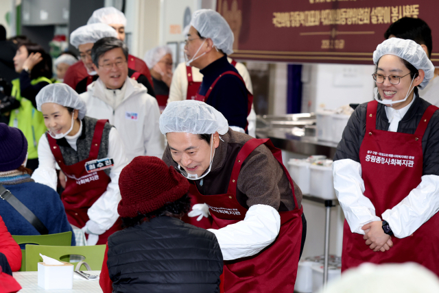 국민의힘 장동혁 대표와 약자와의동행위원회 위원들이 13일 서울 중구 중림종합사회복지관에서 설맞이 배식 봉사활동을 하고 있다. 연합뉴스