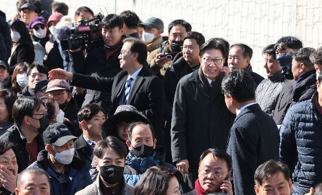 6.3 지방선거 부산시장 후보로 유력한 박형준 부산시장과 전재수 더불어민주당 의원이 9일 오후 부산 북구 만덕IC에서 열린 ‘만덕~센텀 도시고속화도로 개통식’에 나란히 참석해 지역 주민들과 인사를 나누고 있다. 정종회 기자 jjh@