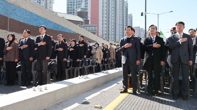 6.3 지방선거 부산시장 후보로 유력한 박형준 부산시장과 전재수 더불어민주당 의원이 지난 9일 오후 부산 북구 만덕IC에서 열린 ‘만덕~센텀 도시고속화도로 개통식’에 나란히 참석해 이목을 집중시키고 있다. 정종회 기자 jjh@