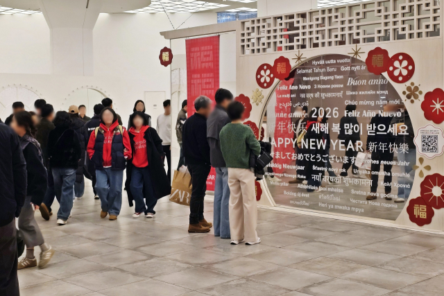 신세계백화점 센텀시티 중앙광장에 설치된 ‘나라별 새해 인사 포토존’. 각 사 제공