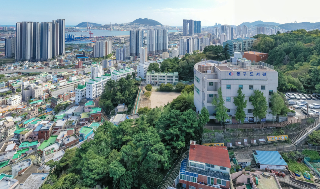 인구 밀집 지역에 도서관이 부족하다는 지적에 따라 부산시가 인구와 접근성 등을 토대로 입지를 선정한 도서관 건립 사업을 우선 지원하기로 했다. 부산 동구 범일동 동구도서관 모습. 부산일보DB