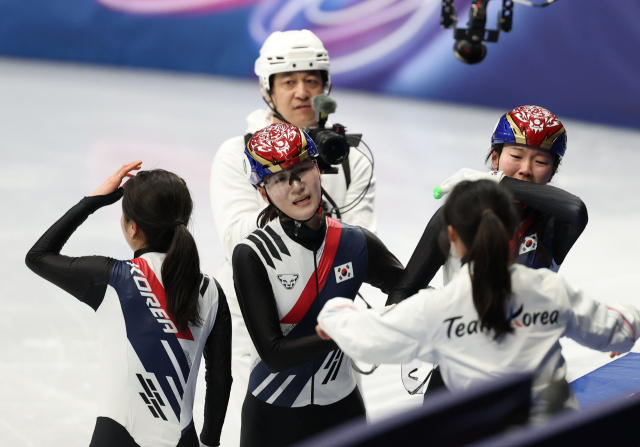 18일(현지시간) 이탈리아 밀라노 아이스스케이팅 아레나에서 열린 2026 밀라노-코르티나담페초 동계올림픽 쇼트트랙 여자 3000m 계주에서 금메달을 따낸 한국대표팀 심석희와 노도희가 눈물을 흘리고 있다. 연합뉴스