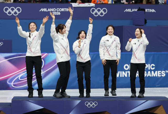 18일(현지시간) 이탈리아 밀라노 아이스스케이팅 아레나에서 열린 2026 밀라노-코르티나담페초 동계올림픽 쇼트트랙 여자 3000m 계주 결승에서 금메달을 따낸 한국 선수들이 시상대에 오르고 있다. 오른쪽부터 최민정, 김길리, 이소연, 노도희, 심석희. 연합뉴스