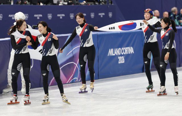 18일(현지시간) 이탈리아 밀라노 아이스스케이팅 아레나에서 열린 2026 밀라노-코르티나담페초 동계올림픽 쇼트트랙 여자 3000m 계주 결승에서 금메달을 따낸 한국 최민정(왼쪽부터)과 김길리, 노도희, 심석희, 이소연이 세리머니를 하고 있다. 연합뉴스