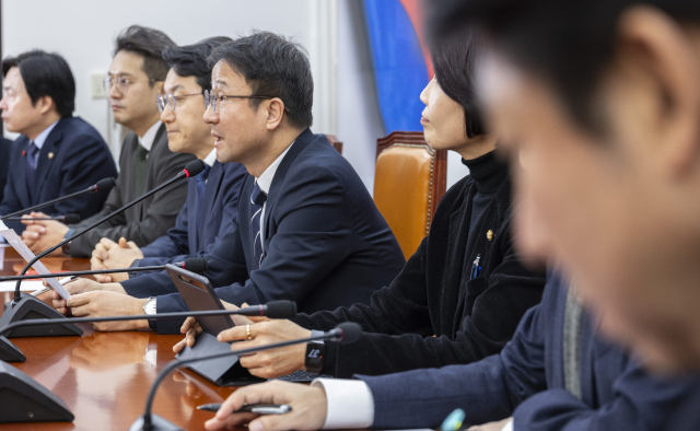더불어민주당 한병도 원내대표가 19일 국회에서 열린 정책조정회의에서 설 연휴 이후 국회 내 계류 법안에 대한 신속한 처리를 위한 본회의 개최 계획을 말하고 있다. 연합뉴스