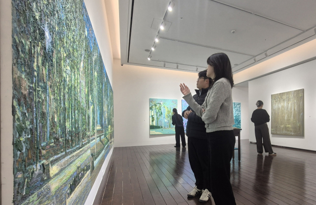 거제 삼성호텔이 호텔 2층에 새롭게 마련된 ‘갤러리 긴들(Gallery Kindle)’ 정식 개관에 앞서 화가 류장복 개인전 ‘Private Preview’를 진행하고 있다. 삼성호텔 제공