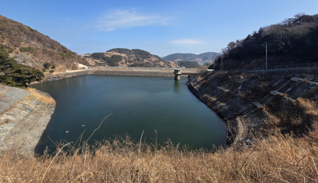 통영시 욕지면에 용수를 공급하는 식수댐. 최근 계속된 가뭄에 저수율이 30% 수준까지 떨어지면서 식수난 우려가 커지고 있다. 통영시 제공