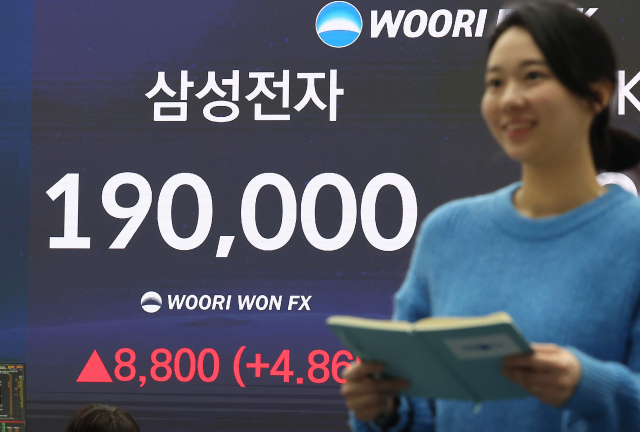 설 연휴 이후 코스피가 사상 처음으로 5,600선을 넘어선 채 거래를 마친 19일 서울 중구 우리은행 딜링룸에서 딜러들이 업무를 보고 있다. 국내 증시에서 대장주 삼성전자는 4.86% 급등한 19만원에 거래를 마무리하며 사상 처음으로 종가 기준 '19만전자'를 달성했다. SK하이닉스도 장 중 한때 '90만 닉스'를 복구했으나 이후 상승분을 일부 반납해 1.59% 오른 89만4천원에 마감했다. 연합뉴스