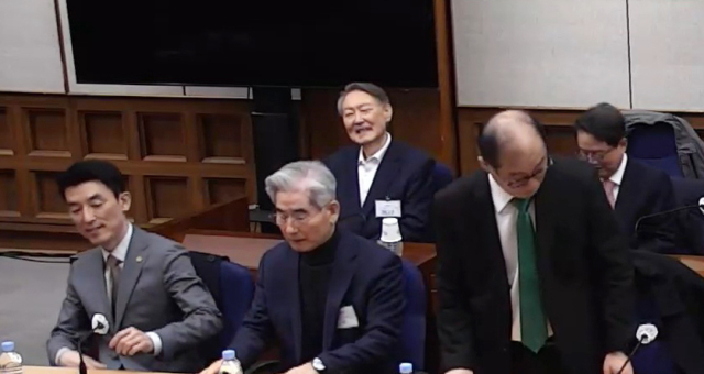 윤석열 전 대통령이 2월 19일 서초구 서울중앙지방법원에서 열린 12·3 비상계엄 관련 내란 우두머리 혐의 1심 선고공판에 출석해 있다. 이날 서울중앙지법 형사합의25부는 윤 전 대통령에게 무기징역을 선고했다. 연합뉴스