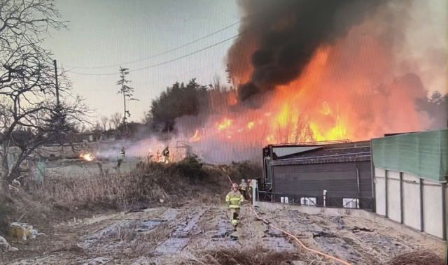 울산 북구 상안동의 한 세차장 인근 야산에서 붉은 화염과 검은 연기가 치솟고 있다. 일몰로 헬기 투입이 불가능한 상황에서 소방 대원들이 진화 작업에 주력하고 있다. 울산소방본부 제공