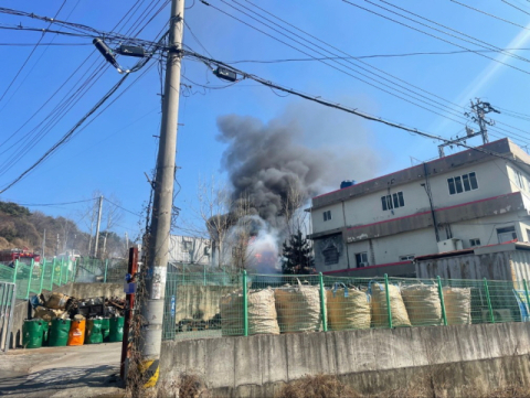 김해 유하동 야적장 화재…자체 진화하던 60대 화상