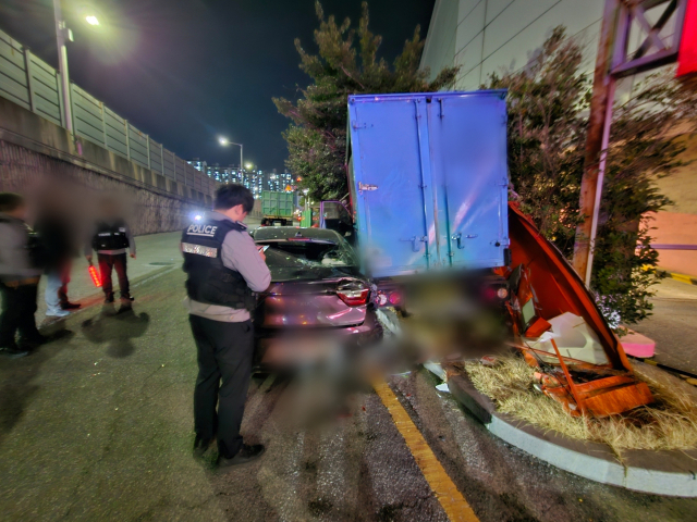 19일 오후 7시 10분께 해운대구 원동IC 교차로 인근에서 30대 운전자가 탑차를 몰고 가던 중 도로 갓길에 주차된 차량 뒤에서 전화 통화를 하던 40대 보행자를 들이받았다. 해운대경찰서 제공