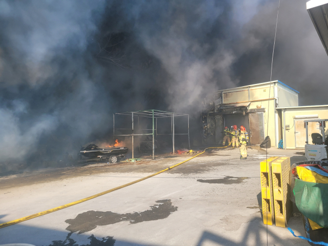 20일 오후 3시 13분 통영시 용남면 화삼리 한 수산물 가공공장에서 불이 나 진화 작업이 펼쳐졌다. 경남소방본부 제공