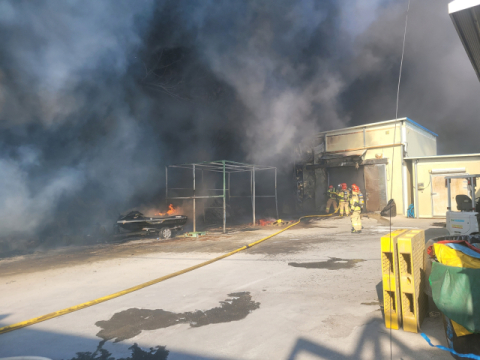 통영 수산물 가공공장 화재…2시간여 만에 완진