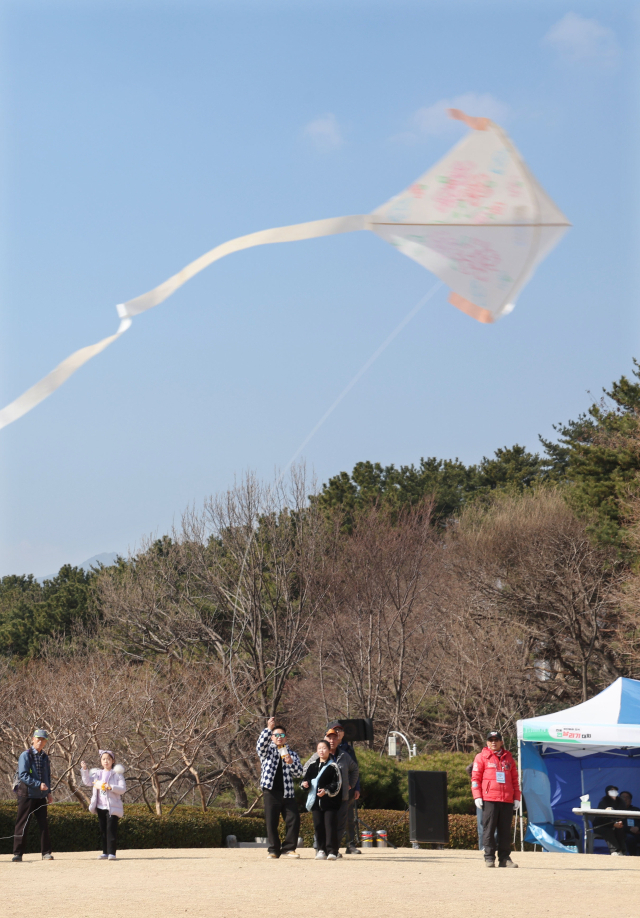 21일 부산 동래구 동래읍성 북문광장에서 열린 ‘부산 동래 전국 전통연날리기 대회’에서 초등부 참가자들이 연을 날리고 있다. 정종회 기자 jjh@