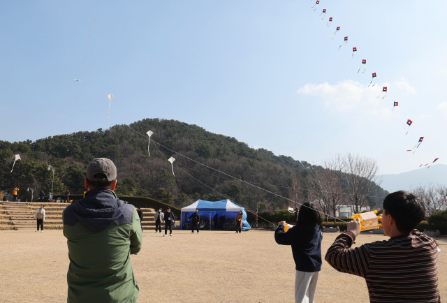 21일 부산 동래구 동래읍성 북문광장에서 열린 ‘부산 동래 전국 전통연날리기 대회’에서 초등부 참가자들이 연을 날리고 있다. 정종회 기자 jjh@