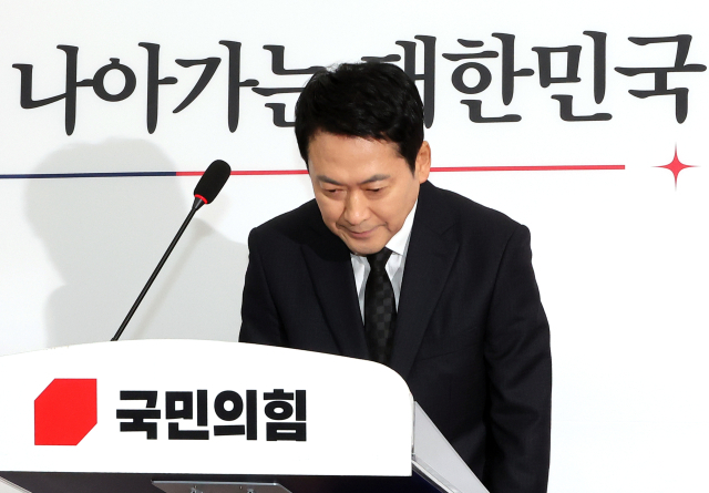 국민의힘 장동혁 대표가 20일 국회에서 윤석열 전 대통령에 대한 1심 무기징역 선고 관련, 입장을 밝히기에 앞서 고개 숙여 인사하고 있다. 연합뉴스