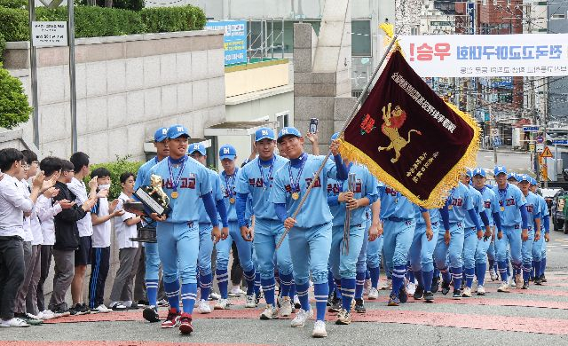 부산 지역 야구 명문 부산고등학교 야구부를 조명하는 ‘야구 거리’ 조성이 추진된다. 사진은 제77회 황금사자기 전국고교야구대회에서 우승한 부산고 야구부 선수들이 2023년 5월 30일 오후 재학생과 교직원들의 환영을 받으며 부산 동구 초량동 부산고 정문을 통과하는 장면. 부산일보DB
