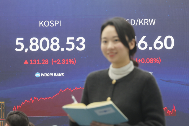 20일 서울 중구 우리은행 딜링룸에서 직원이 업무를 보고 있다. 연합뉴스