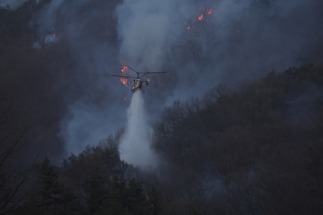 산림 당국은 일단 산불 확산을 최대한 억제한 뒤 3일 일출과 동시에 헬기 39대를 차례대로 투입해 조기 진화에 나설 계획이다. 독자 제공