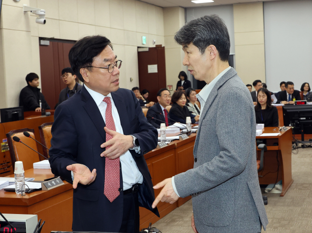 12일 국회에서 열린 행정안전위원회 전체 회의에서더불어민주당 윤건영 간사(오른쪽)와 국민의힘 서범수 간사가 충남대전, 전남·광주, 대구경북 지역의 행정통합을 위한 특별법과 관련, 얘기를 나누고 있다. 연합뉴스