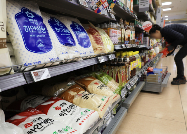 공정거래위원회가 전분·당류(전분당) 업체들의 담합 의혹 조사에 착수하면서 관련 업체들이 일제히 가격을 낮췄다. 사진은 서울시내 한 대형마트에 설탕이 진열되어 있다. 연합뉴스