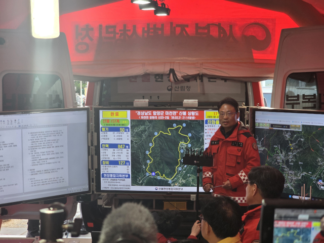 23일 오후 5시 경남 함양군 산불 현장에서 박은식 산림청장 직무대리가 언론 브리핑을 진행하고 있다. 김현우 기자