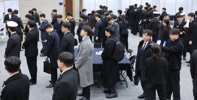 지난 10일 부산 동구 부산항국제전시컨벤션센터에서 열린 취업박람회에 젊은 구직자들이 몰려든 모습. 김종진 기자 kjj1761@