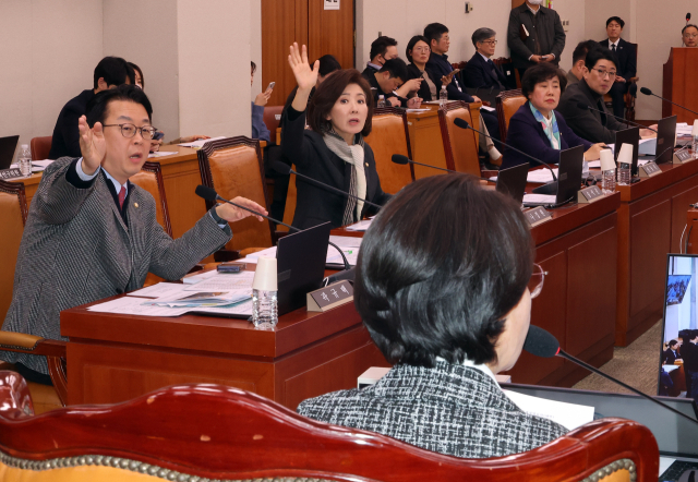 국민의힘 곽규택 의원과 나경원 의원이 23일 국회에서 열린 법제사법위원회 전체 회의에서 이의를 제기하고 있다. 연합뉴스