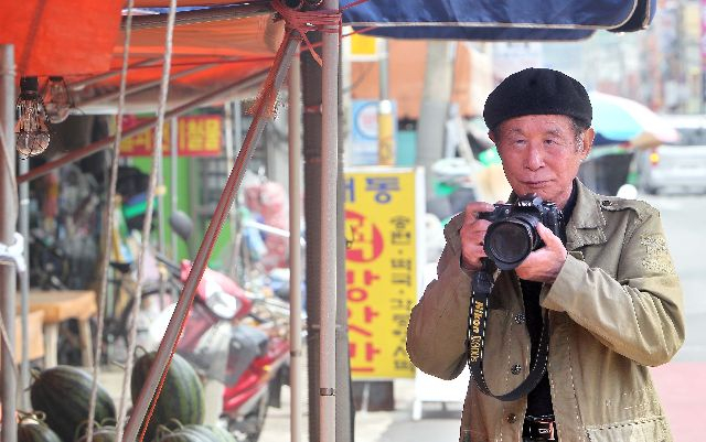 고 최민식 사진 작가의 촬영 모습. 부산일보DB