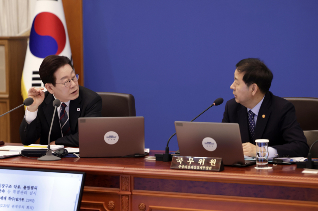 이재명 대통령과 구윤철 부총리 겸 재정경제부 장관이 24일 청와대에서 열린 국무회의에서 대화하고 있다. 연합뉴스