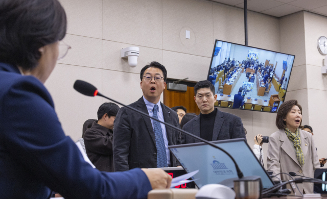 추미애 국회 법제사법위원장(앞)이 24일 국회에서 열린 법사위 전체 회의에서 '전남광주 통합법'을 여당 주도로 처리를 하려하자 국민의힘 법사위원들이 강하게 항의하고 있다. 연합뉴스