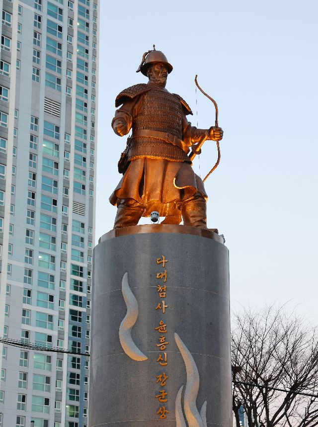 부산 동구청은 최근 부산시에 윤흥신 장군 동상 이전 검토를 요청했다. 사진은 동구 초량동 윤흥신 장군 동상. 부산일보DB