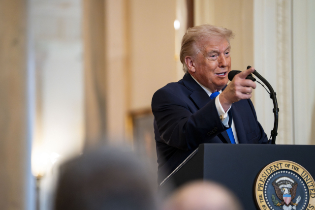 도널드 트럼프 대통령이 23일(현지 시간) 미국 워싱턴 D.C. 백악관 이스트룸에서 열린 ‘천사 가족 추모식’에서 연설하고 있다. UPI연합뉴스