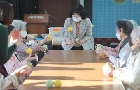 복지 패러다임 바꿀 통합 돌봄, 인력·조직 없이 불안한 첫발