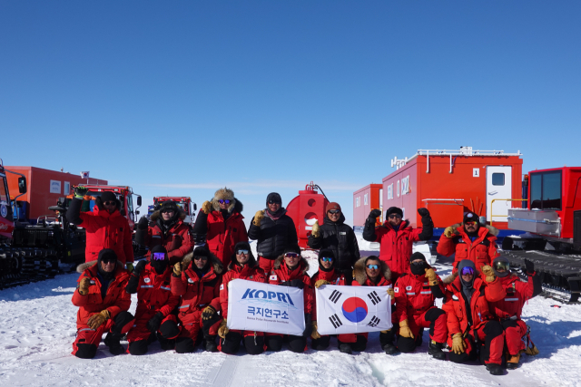 빙저호 ‘청석호’ 탄성파 탐사대원 단체사진. 극지연구소 제공