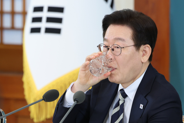 이재명 대통령이 25일 청와대에서 확대국가관광전략회의 중 물을 마시고 있다. 연합뉴스