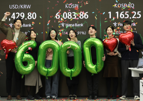 [속보] 코스피 6080선 마감…역사적 '6000피 시대' 열었다