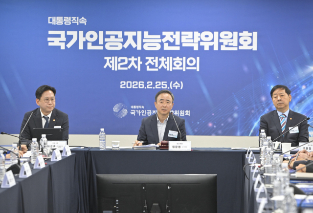 25일 서울 중구 서울스퀘어에서 '국가인공지능전략위원회 제2차 전체회의'가 열리고 있다. 왼쪽부터 배경훈 부총리 겸 과학기술정보통신부 장관, 임문영 국가인공지능전략위원회 상근 부위원장, 구윤철 부총리 겸 재정경제부 장관. 과기정통부 제공