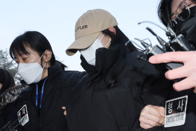 서울 강북구 수유동 모텔에서 남성 2명을 숨지게 한 혐의를 받는 20대 여성 A 씨가 2월 12일 서울북부지법에서 영장실질심사를 받기 위해 출석하고 있다. 경찰에 따르면 A 씨는 지난 2월 9일 강북구 수유동의 한 모텔에서 20대 남성 B 씨에게 약물이 든 음료를 건네 숨지게 한 혐의를 받는다. 연합뉴스