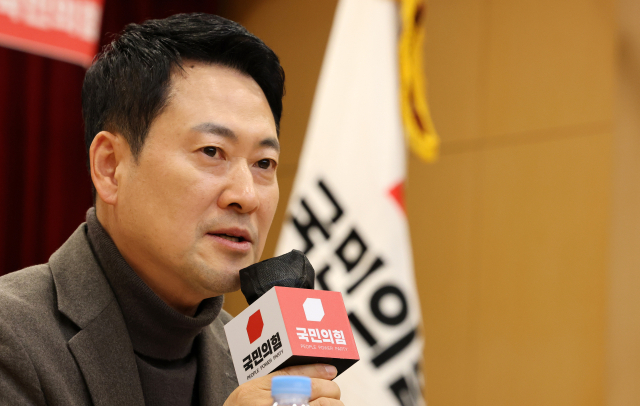 국민의힘 장동혁 대표가 25일 서울 양천구 해누리타운에서 열린 부동산정책 정상화 특별위원회에서 특위 위원, 지역 주민들과 간담회를 갖고 있다. 연합뉴스