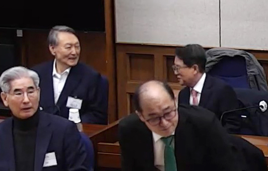 윤석열 전 대통령이 19일 서초구 서울중앙지방법원에서 열린 12·3 비상계엄 관련 내란 우두머리 혐의 1심 선고공판에 출석해 있다. 이날 서울중앙지법 형사합의25부는 윤 전 대통령에게 무기징역을 선고했다. 연합뉴스