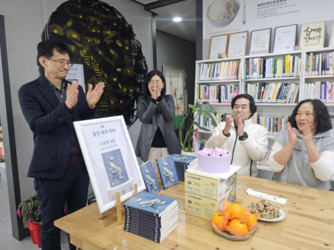 외로운 용기에서 민주주의의 보루로