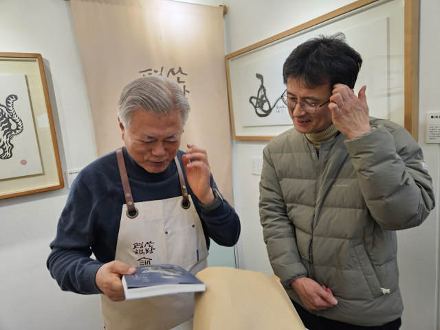 1991년 <애국군인> 사건 변호를 맡았던 문재인 전 대통령과 <소극적 저항>의 서재호 작가가 평산책방에서 만나 책에 관한 대화를 나누는 모습. 저자 제공