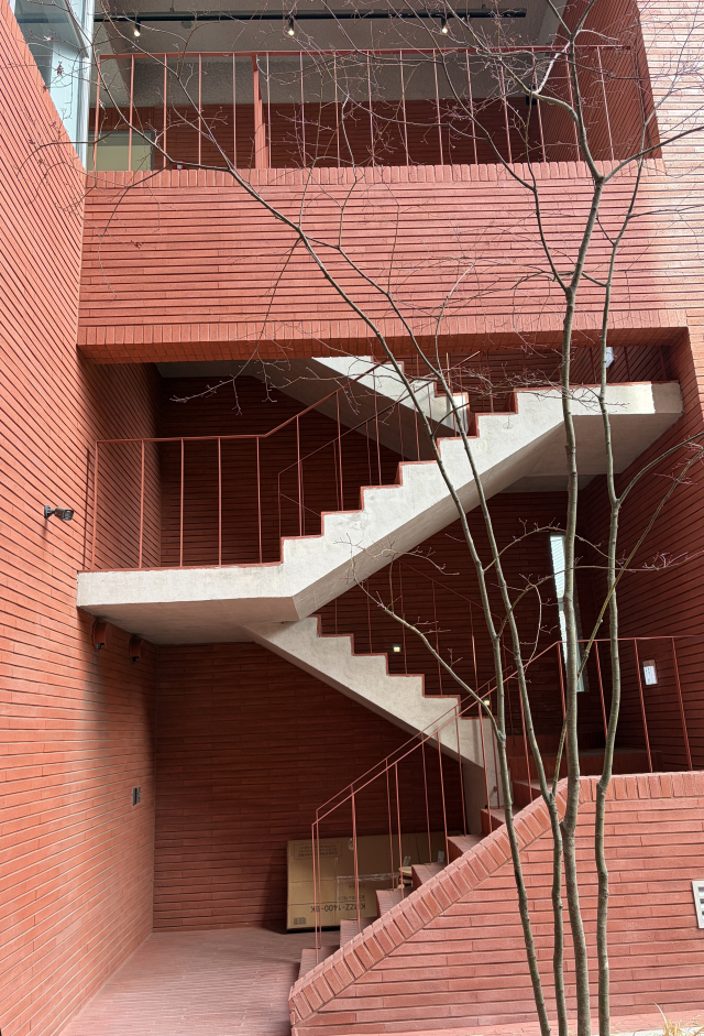 붉은색 벽돌과 콘크리트로 이뤄진 '에케' 외부 계단 측면 모습. 김은영 기자 key66@