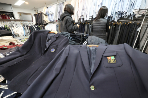 ‘등골 브레이커’ 교복비 전수 조사… 정장형 교복은 폐지 추진