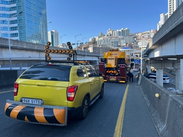 특수 견인차량이 해상 교량에서 고장 트레일러 차량을 견인하는 모습. 부산시설공단 제공